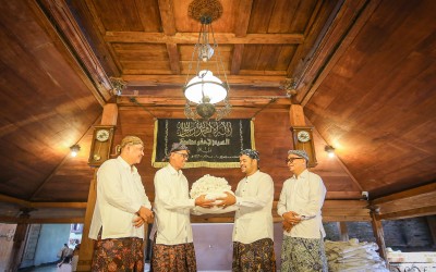 Pelepasan Luwur Sunan Kudus, Meruwat Fisik & Merawat Adat